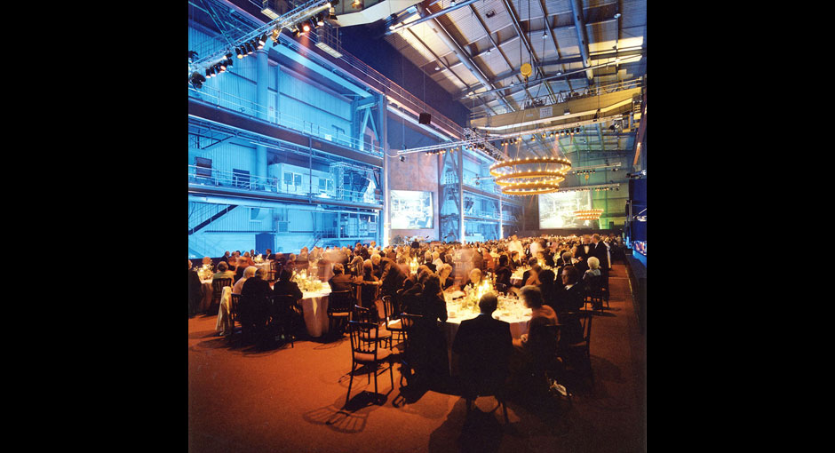 Die Schiffbauhalle als Festsaal mit Megaleuchtern von der Ausbildungswerkstatt